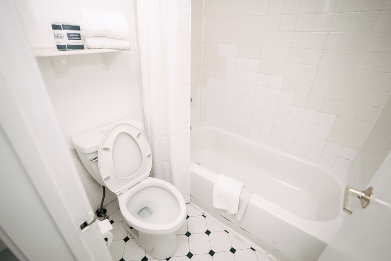 Bathroom 5, Guest Inn & Suites, Gwinnett