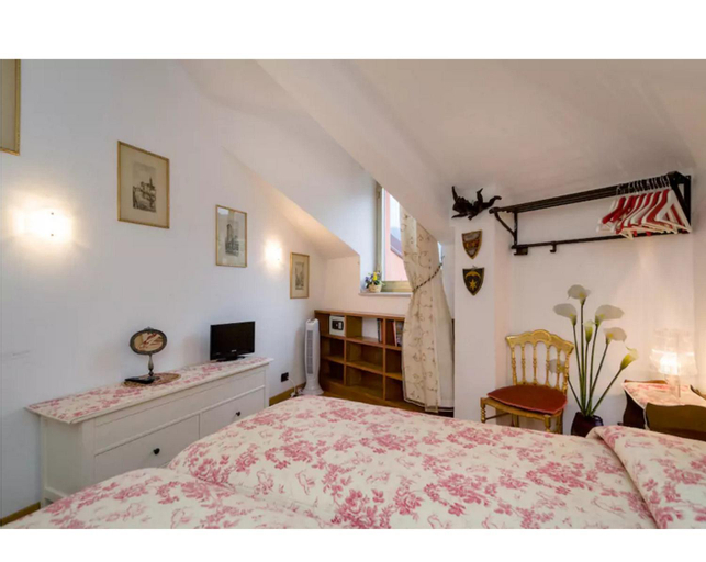 Bedroom 1, Luna sui tetti, Genova