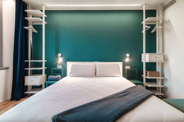 Room 5, Just in Front, Como