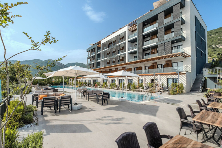 Exterior & Views 2, Montenegro Lodge