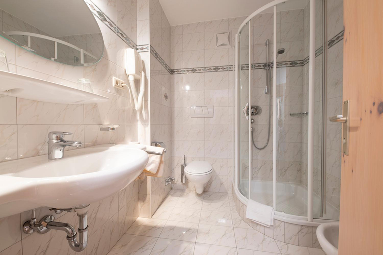 Bathroom 2, Hotel Toblacherhof, Bolzano