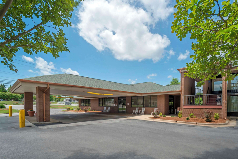 Exterior & Views 2, Quality Inn near Speedway, Wilkes
