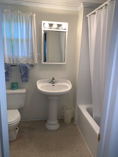 Bathroom 3, West Winds Motel & Cottages, Jefferson
