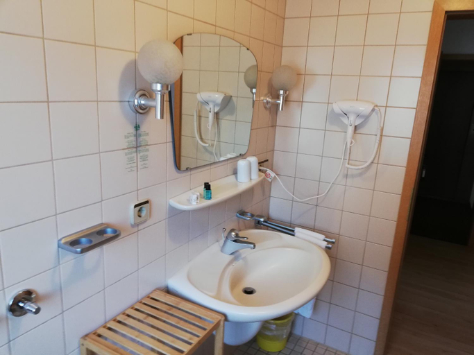 Bathroom 3, Gastehaus Rossle großzugiges Wohnen in uber 90 m2, Breisgau-Hochschwarzwald