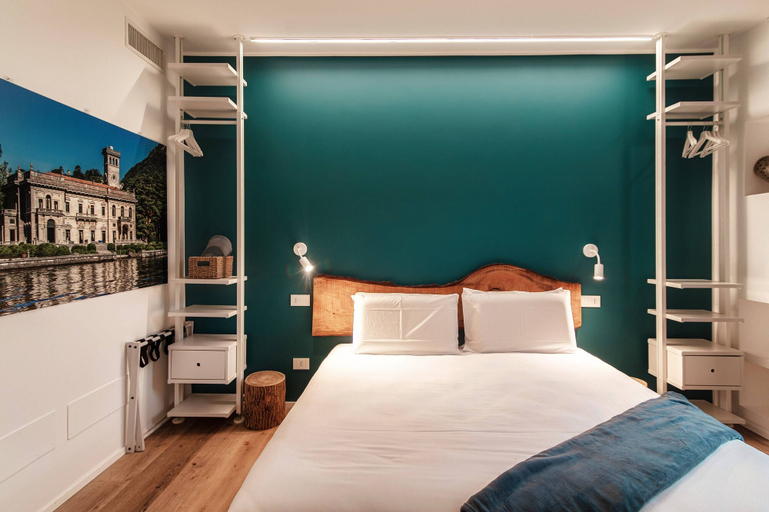 Room 3, Just in Front, Como