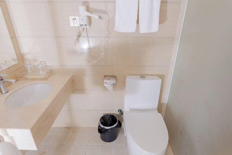 Bathroom 4, Meiyamei Hostel, Jiangmen