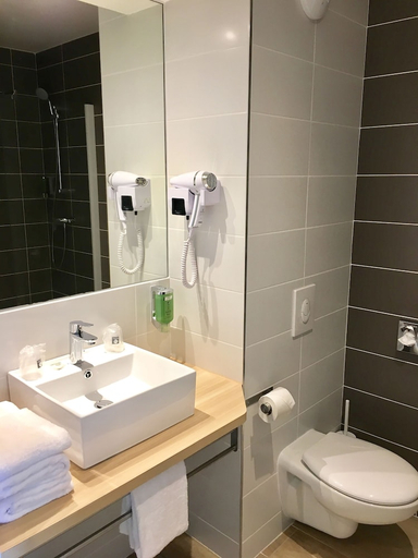 Bathroom 4, Brit Hotel Martigues, Bouches-du-Rhône
