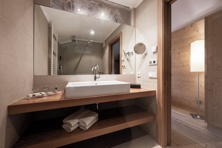 Bathroom 5, Dolomites Nature Hotel Vigilerhof, Bolzano