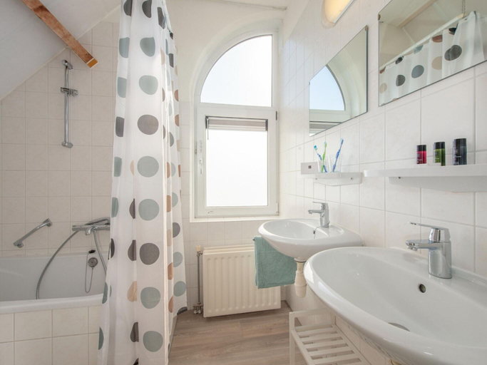 Bathroom, Detached Well-kept Villa With Garden, Near the Beach, Noord-Beveland