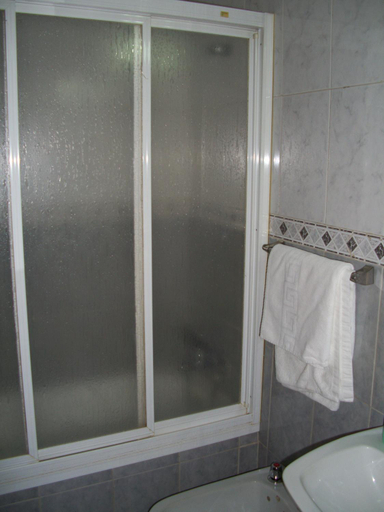 Bathroom 2, Hostal Paracuellos, Madrid