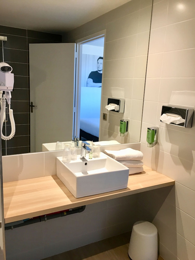 Bathroom 4, Brit Hotel Martigues, Bouches-du-Rhône