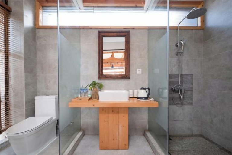 Bathroom 4, Lugu Huzi yueshanshe Inn, Lijiang