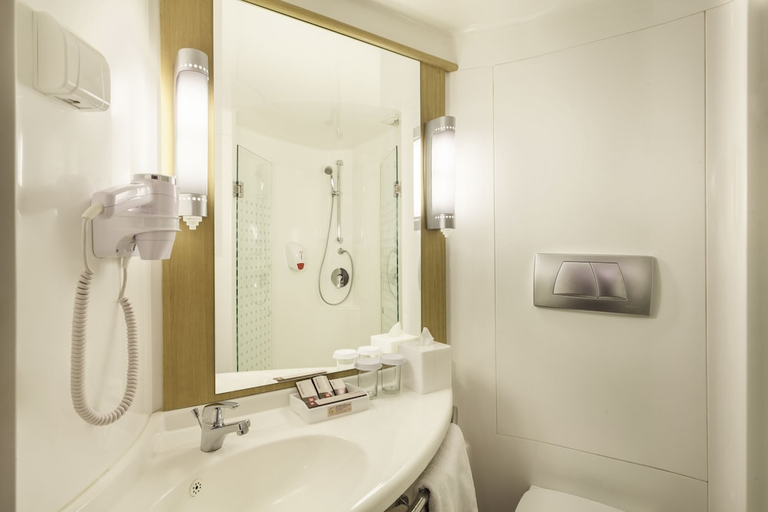 Bathroom 5, B&B HOTEL Maubeuge Gare, Nord