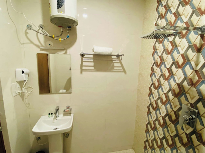 Bathroom 3, Goroomgo Singla Residency Kangra, Kangra