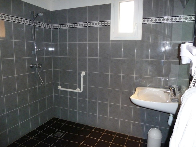 Bathroom 4, Alliance, Hautes-Pyrénées