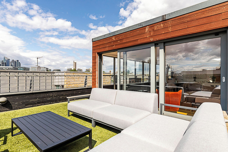 Others 5, Modern Haven With Terrace View & Urban Charm, London