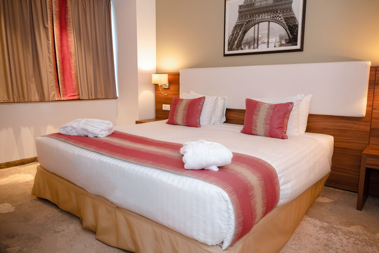 Bedroom 4, Ramada Plaza by Wyndham Craiova, Craiova