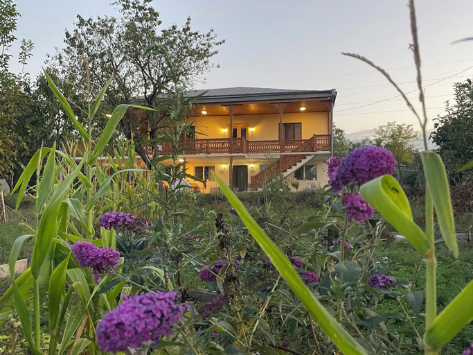 Exterior & Views