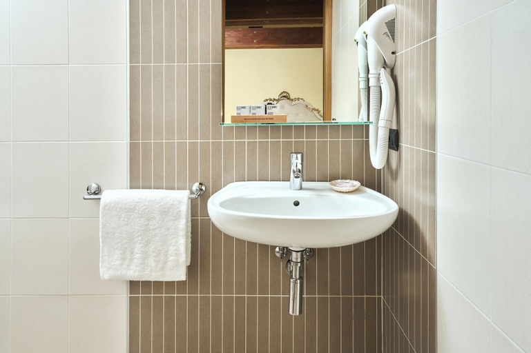 Bathroom 7