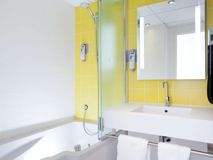 Bathroom 4, ibis Styles Paris Porte d'Orleans, Hauts-de-Seine