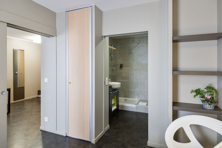 Bathroom 3, Appart City Confort Le Bourget Aéroport, Seine-Saint-Denis
