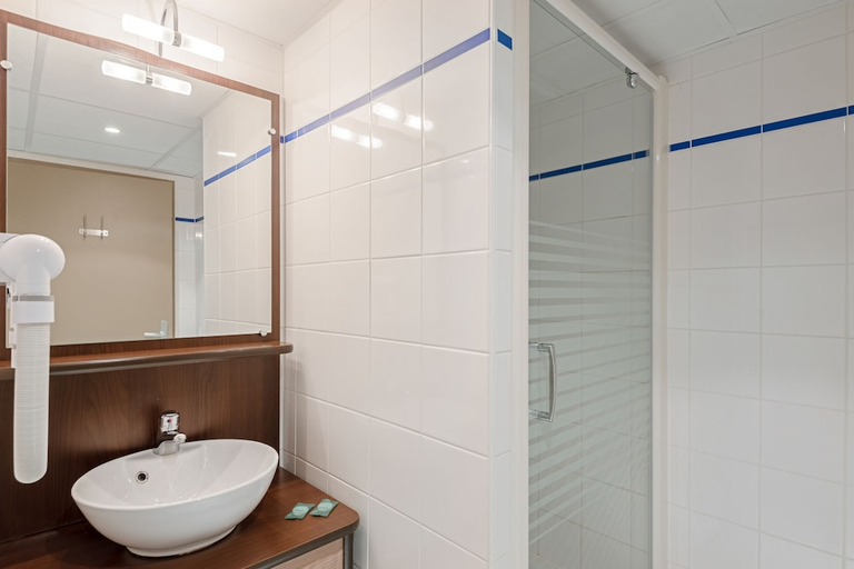 Bathroom 4, Appart'City Classic Montelimar, Drôme