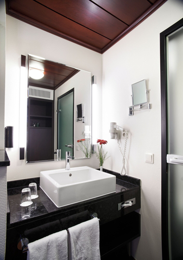 Bathroom 4, Trans World Hotel Donauwelle, Linz