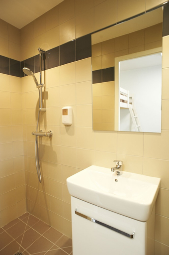 Bathroom 4, Hôtel Chateaubriand, Loire-Atlantique