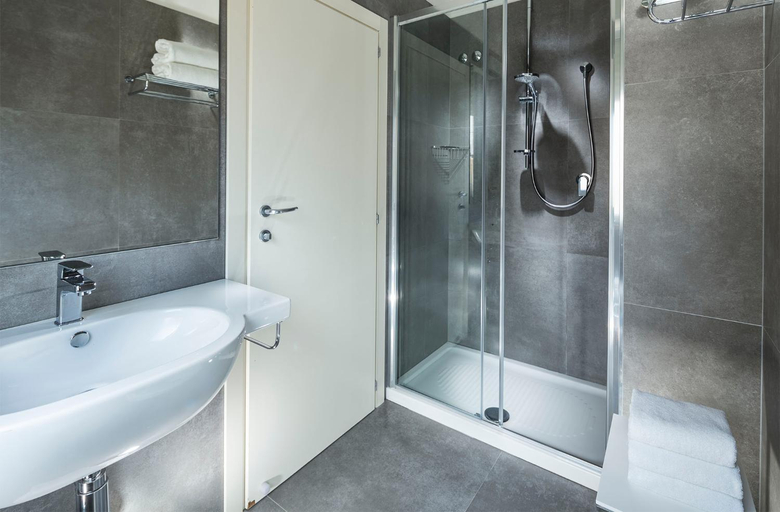 Bathroom 5, Hotel Bassetti, Ravenna