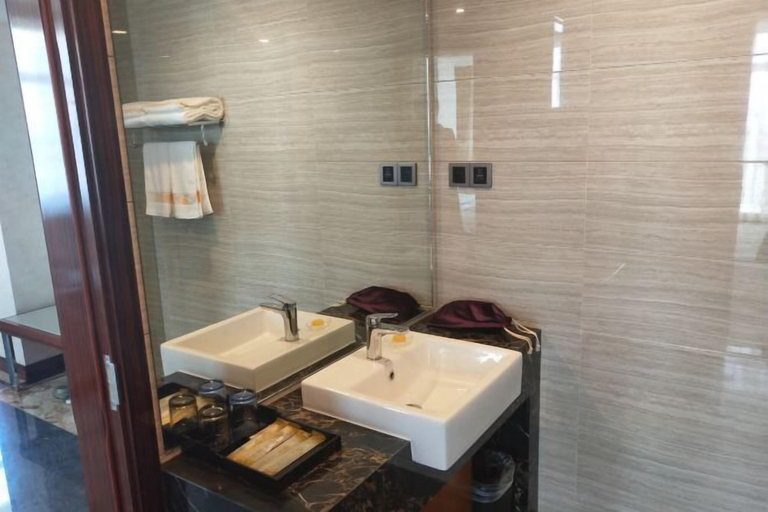 Bathroom, Fangyuan Hotel, Yantai