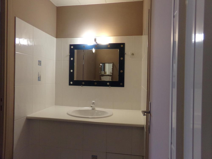 Bathroom 4, Ashley Hotel, Sarthe