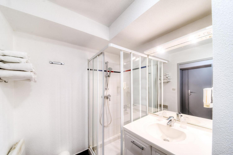 Bathroom 4, Comfort Aparthotel Besancon La City, Doubs