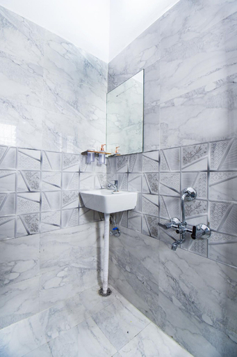 Bathroom 3, Fabexpress Jagatraj Vishwa Lodging, Aurangabad