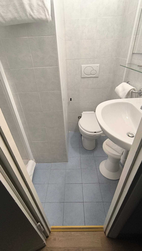 Bathroom 5, La Perla del capo hotel, Imperia