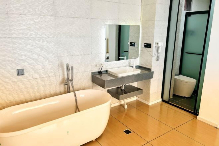 Bathroom 3, Qingyuan B&B, Wenshan Zhuang and Miao