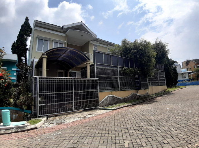 Exterior & Views, Villa Kota Bunga 1 3BR By Rachel Property, Cianjur