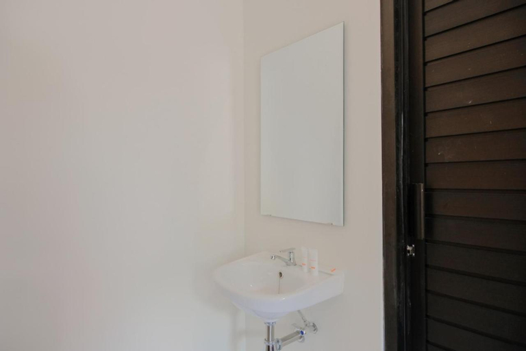 Bathroom 10