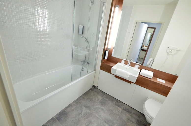 Bathroom 4, Campanile Mont De Marsan, Landes
