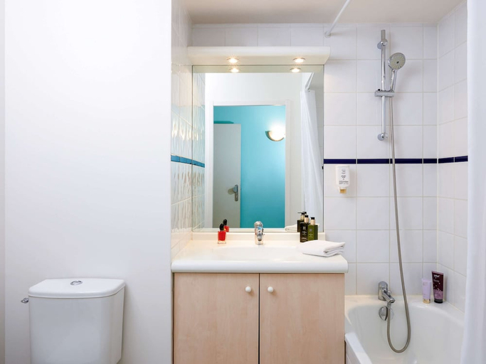 Bathroom 5, Aparthotel Adagio Access Strasbourg Illkirch, Bas-Rhin