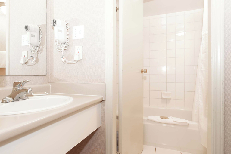 Bathroom 3, Sandman Hotel Terrace, Kitimat-Stikine