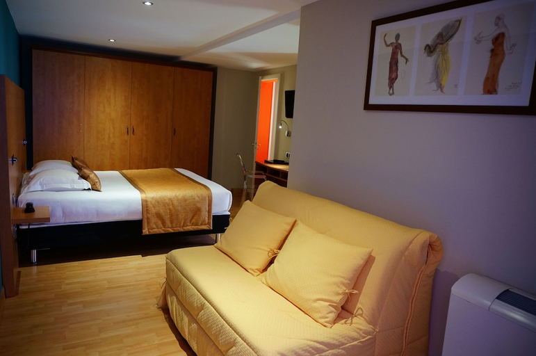 Bedroom 2, Hotel de Bourgogne, Saône-et-Loire