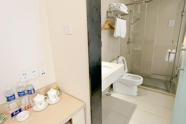 Bathroom 3, Yiru Express Apartment Hotel(Shantou's long corridor on the seaside), Shantou