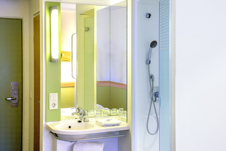 Bathroom 4, ibis budget Lyon Gerland, Rhône
