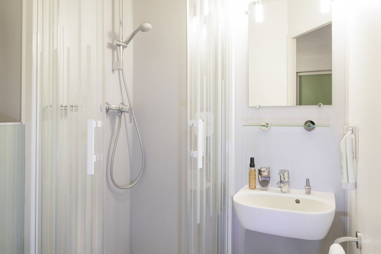 Bathroom 3, Ibis Budget Lyon Confluence, Rhône