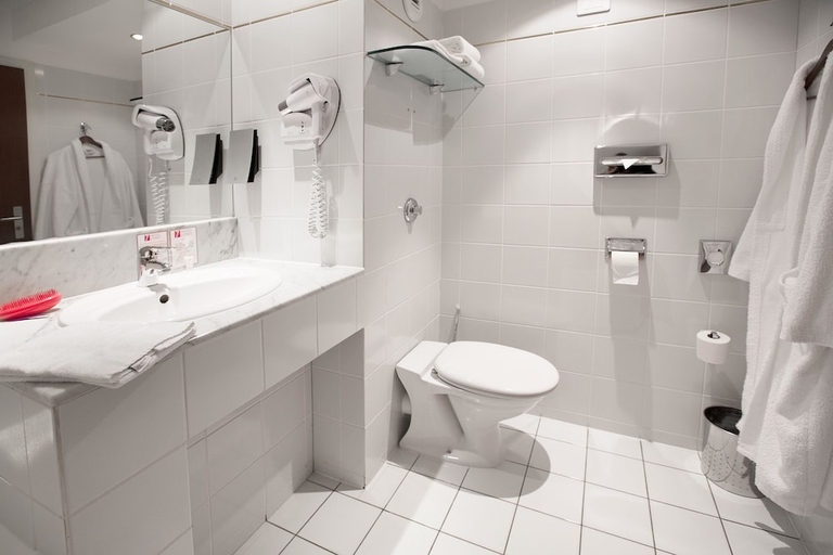 Bathroom 3, 7 HOTEL AND FITNESS, Bas-Rhin