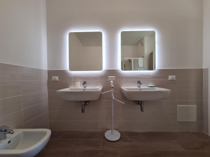 Bathroom 2, Santa Caterina, La Spezia