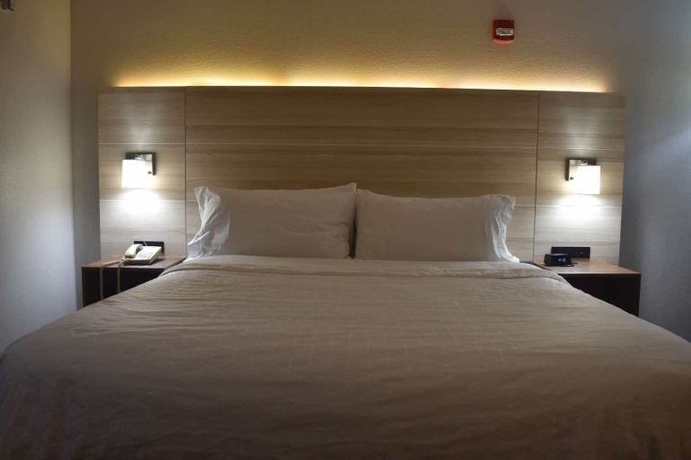 Bedroom 5, Holiday Inn Express & Suites MCPHERSON, McPherson