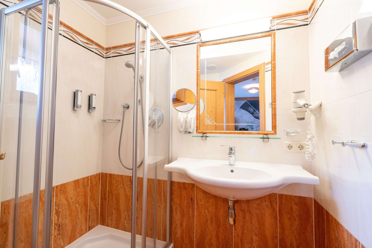 Bathroom 5, das Alois, Schwaz