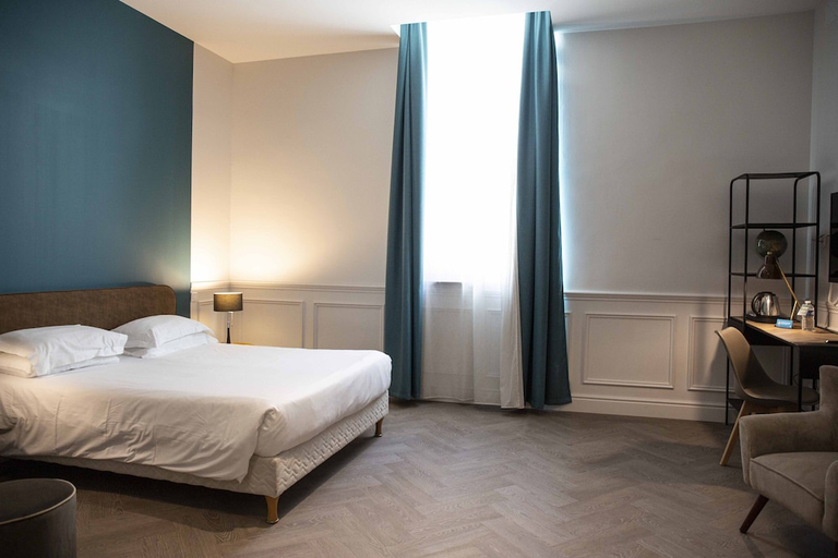 Bedroom 2, Royal Hotel Montpellier, Hérault