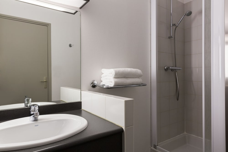 Bathroom 3, Hotel Alize Evian, Haute-Savoie